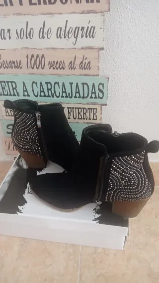 Botines ante negros con pedrería
Puestos 2 veces 
