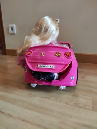 Coche rosa Nancy con muñeca