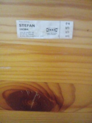 Mesa auxiliar blanca y 2 sillas negras