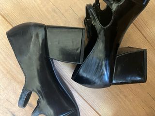 Merceditas tacón charol Bershka
