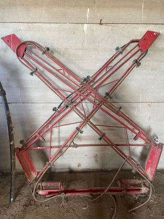 Barras de curar metálicas rojas y depósito