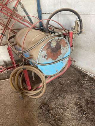 Barras de curar metálicas rojas y depósito