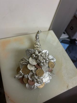 Cornucopia in argento con monete