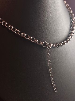 Collar plateado en forma de imperdible y chapa
