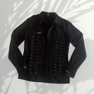 Camisa negra con taches