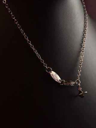 Collar plateado en forma de esqueleto
