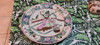 Piatto Canton decorato donna con liuto