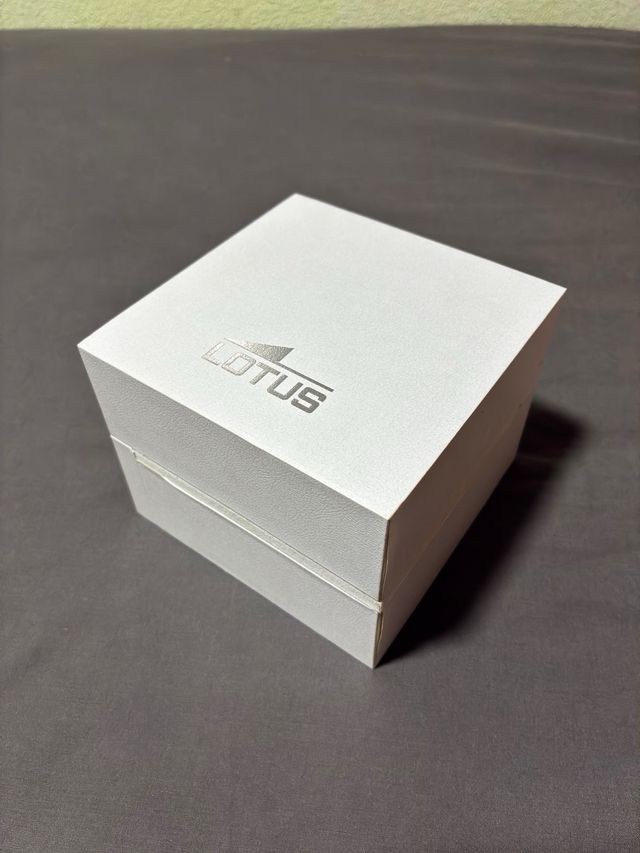 Reloj Lotus Negro con Correa de Piel