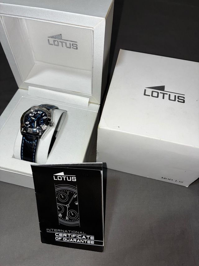 Reloj Lotus Negro con Correa de Piel