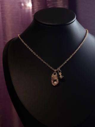 Collar dorado en forma de pinza de cangrejo
