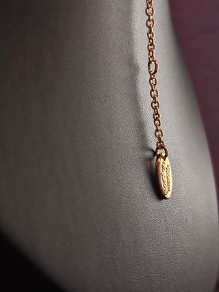 Collar dorado en forma de pinza de cangrejo