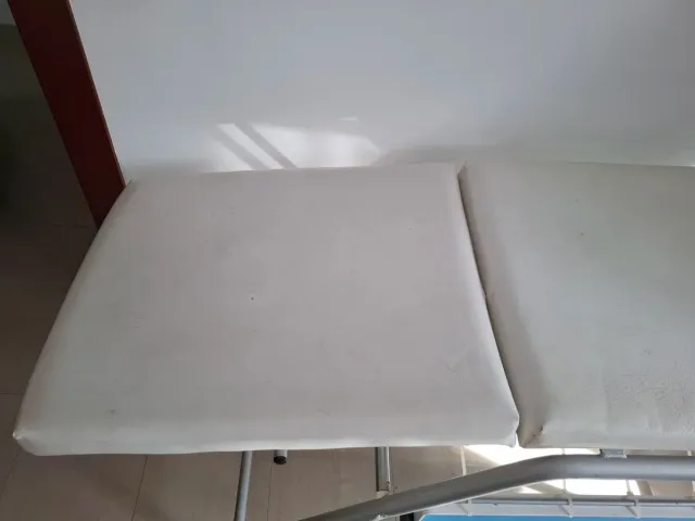 Camilla regulable para estética.