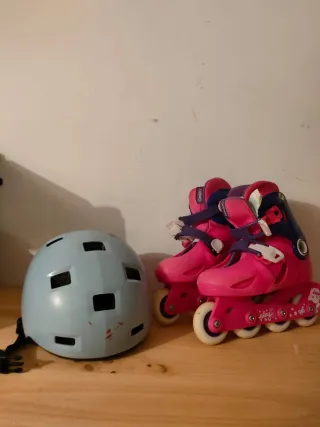 Patines en linea rosas y casco azul
