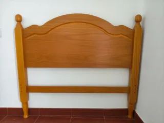 Cabecero y mesillas madera habitación