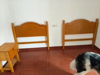 Cabecero y mesillas madera habitación