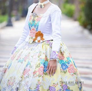 Traje de Alicantina color amarillo y plata