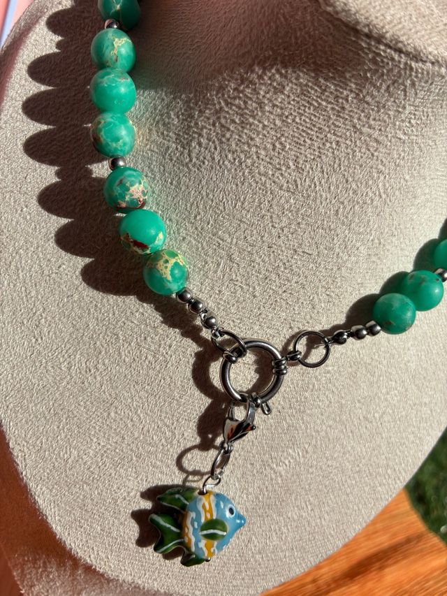 Collar piedras naturales con pez