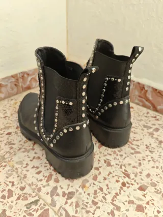 Botines negros Zara con tachuelas