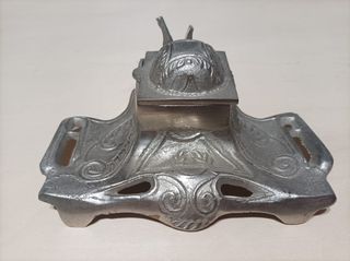 Tintero antiguo de metal con adornos