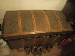 Baúl antiguo de madera y metal labrado