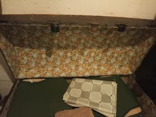 Baúl antiguo de madera y metal labrado