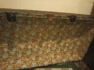 Baúl antiguo de madera y metal labrado
