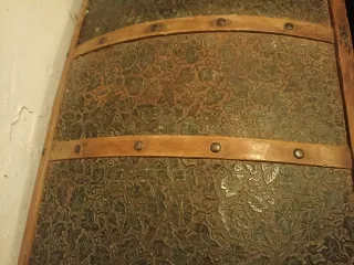 Baúl antiguo de madera y metal labrado
