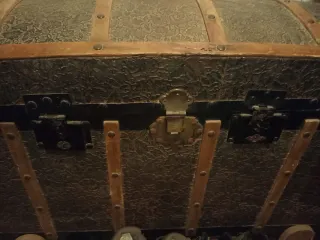 Baúl antiguo de madera y metal labrado