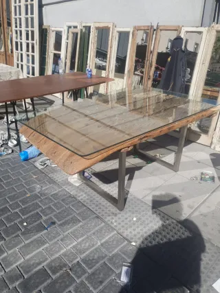 Mesa de madera rústica con tapa de cristal