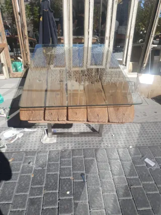 Mesa de madera rústica con tapa de cristal