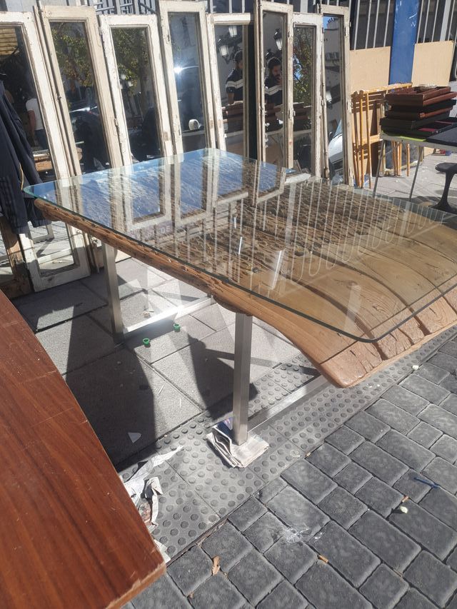 Mesa de madera rústica con tapa de cristal