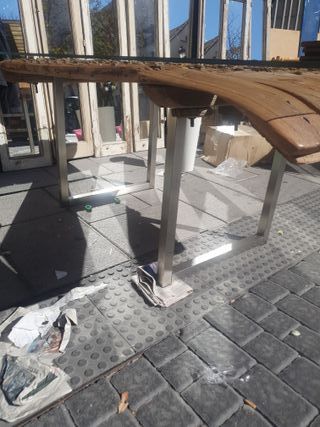 Mesa de madera rústica con tapa de cristal