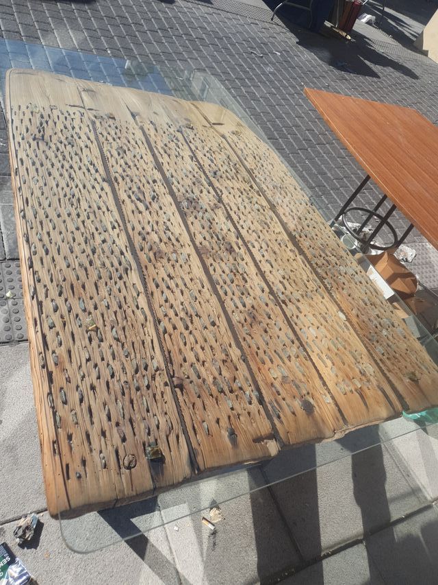 Mesa de madera rústica con tapa de cristal