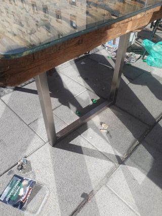Mesa de madera rústica con tapa de cristal