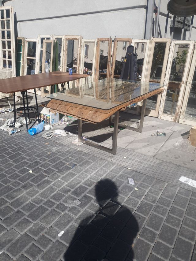 Mesa de madera rústica con tapa de cristal