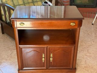 Mesa auxiliar de madera con ruedas

