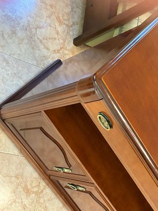 Mesa auxiliar de madera con ruedas


