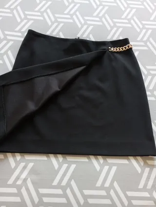 Falda H&M negra Talla 38 detalle dorado