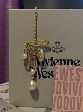 Collar dorado con imperdibles y perlas
