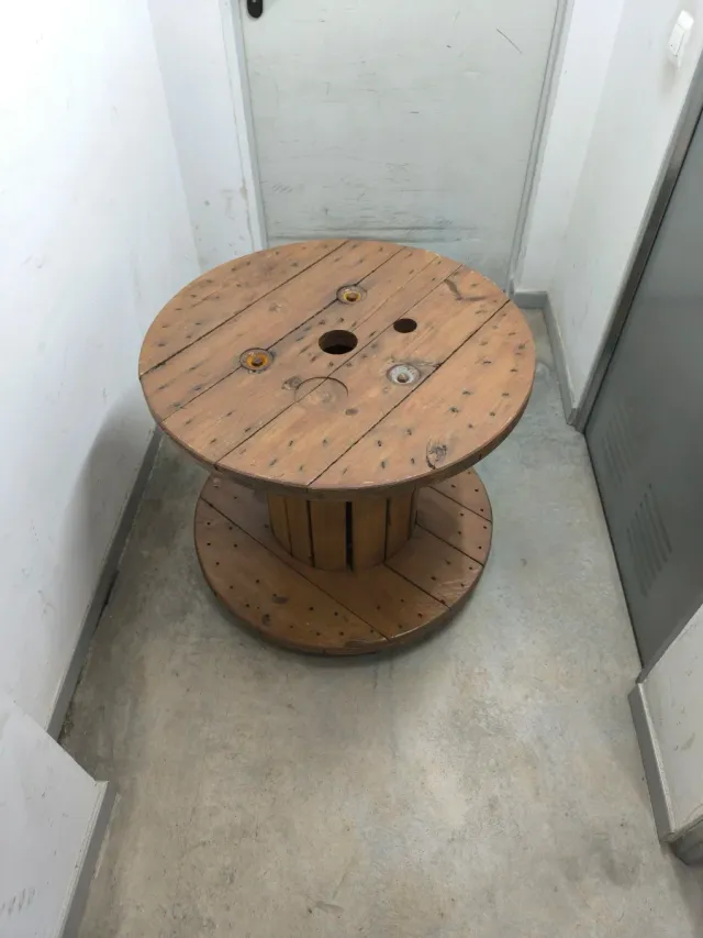 Mesa de madera bobina exterior