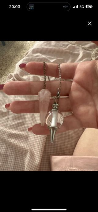 dos collares para proteccióny un péndulo
