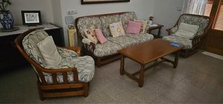 Conjunto sofá y sillones madera y tela