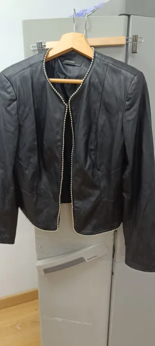 Chaqueta Zara polipiel negra corta