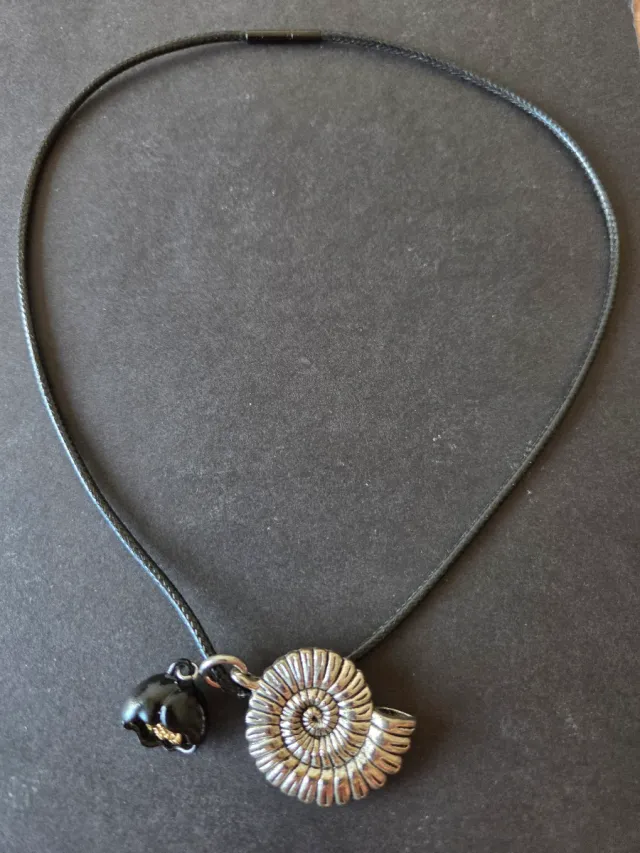 Colgante Amonita y Concha Negra