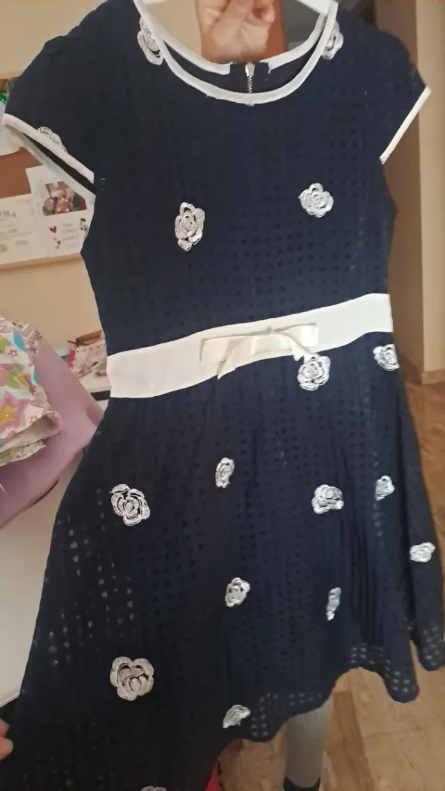 Vestido azul marino con flores platas