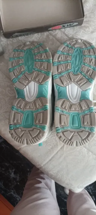 Zapatillas deportivas blancas y turquesa