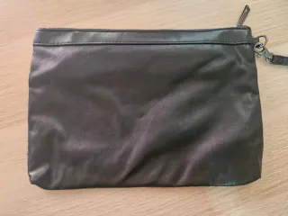Bolso de mano con brillos negro y plata