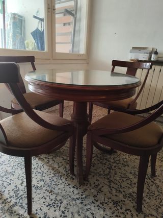 Mesa redonda extensible y 4 sillas de madera