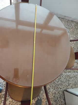 Mesa redonda extensible y 4 sillas de madera
