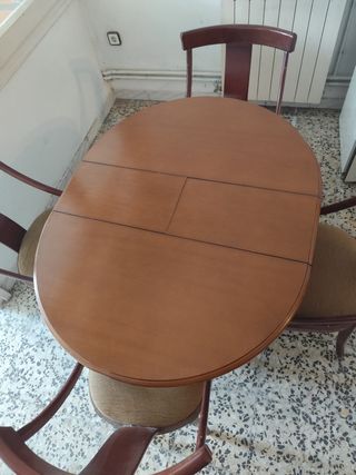 Mesa redonda extensible y 4 sillas de madera